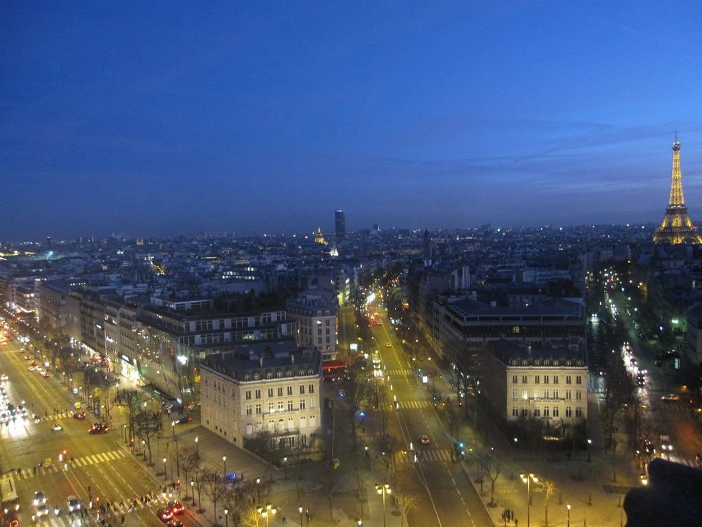 Vue depuis l'Arc de Triomphe sur les Champs Élysées et la Tour Eiffel