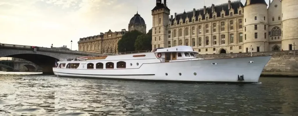 Soirée diner-croisière sur l'EXcellence des Yachts de Paris