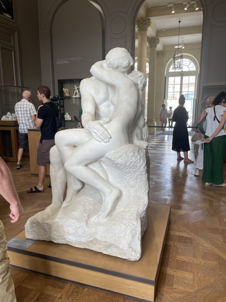 Sculpture le Baiser dans l’Hôtel Biron au Musée Rodin